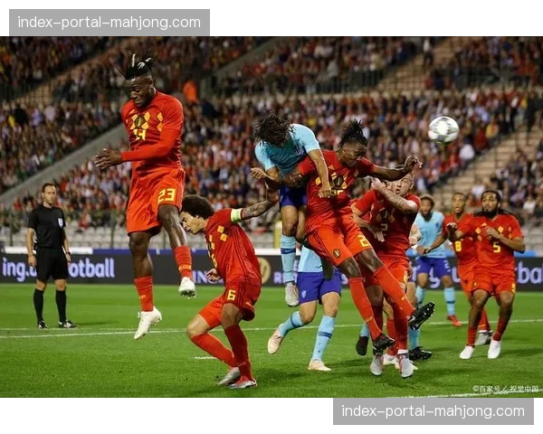 佛罗伦萨vs萨索洛比赛因球迷投掷烟雾弹中断十分钟