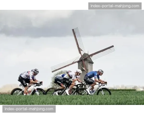 环弗兰德斯自行车赛：车手在著名的老夸雷蒙特石路上发生大规模摔车事故